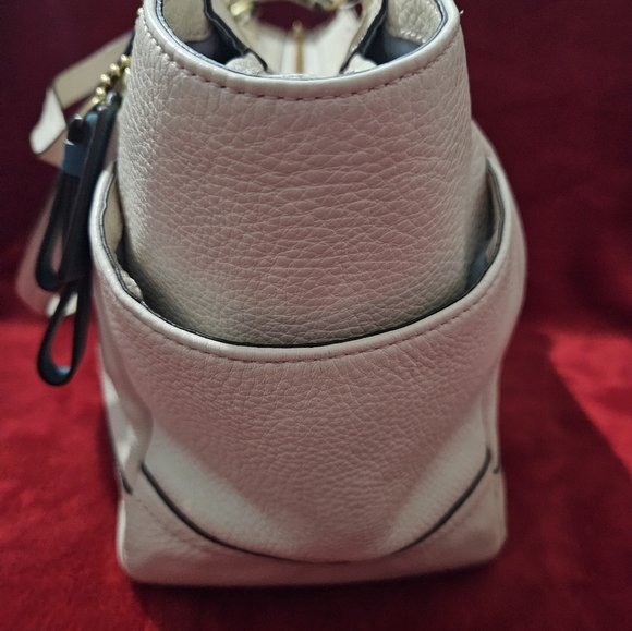 Coach Park Leather Carrie Tote-Cream with Torquoise Hang Tag and Tassel - Picture 4 of 16